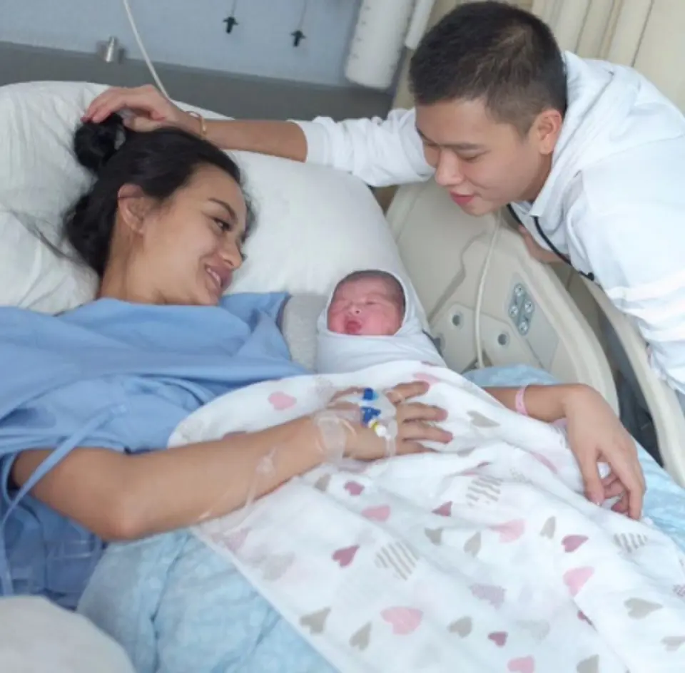 Ririn Ekawati saat melahirkan anak keduanya. (Instagram/ririnekawati)