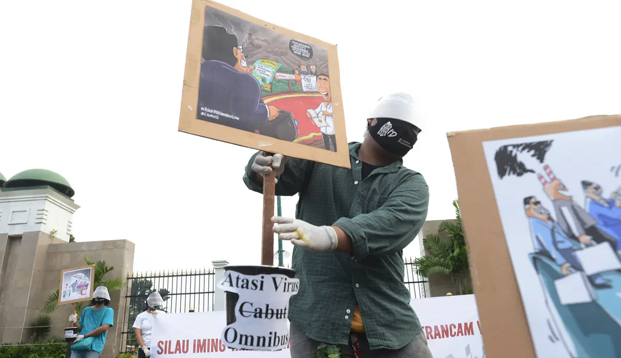 Sejumlah aktivis melakukan aksi damai di depan Kompleks Parlemen Senayan, Jakarta, Selasa (14/7/2020). Dalam aksinya mereka menuntut DPR untuk membatalkan Rancangan Undang-Undang (RUU) Cipta kerja atau Omnibus Law. (merdeka.com/Imam Buhori)