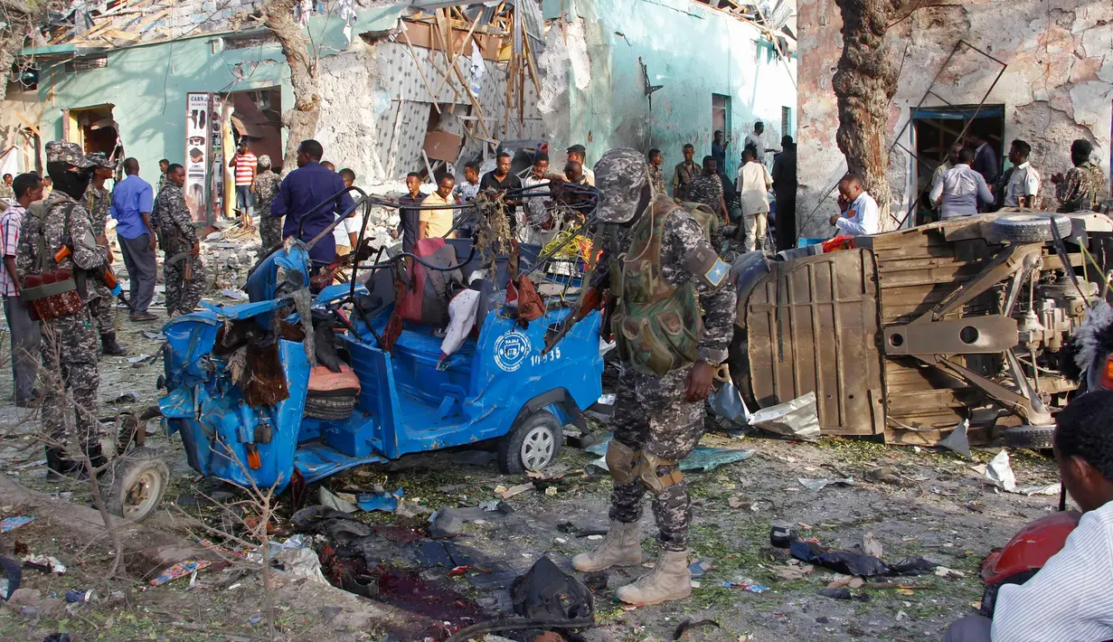 Pasukan keamanan berjaga di lokasi ledakan di luar Hotel Weheliye, Mogadishu, Somalia, (22/3). Kelompok teroris Ash-Shabaab, yang berafiliasi jaringan Al-Qaeda, mengaku bertanggung jawab atas serangan tersebut. (AP Foto/Farah Abdi Warsameh)