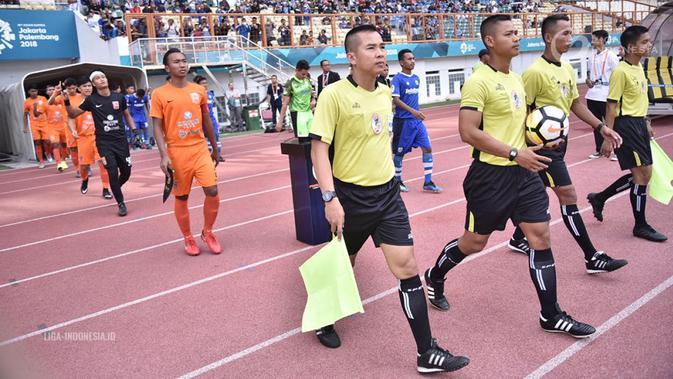 Persib Bandung dan Borneo FC saat menuju lapangan jelang semifinal Liga 1 U-19 (Liga-Indonesia.id)