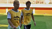 Mahadirga Lasut dan Kenji Adachihara memuji PSS Sleman, klub baru mereka. (Bola.com/Romi Syahputra)