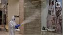 Petugas menyemprotkan cairan disinfektan di Senayan City, Jakarta, Selasa (9/6/2020). Senayan City siap menyambut pengunjung kembali pada 15 Juni 2020 dengan menerapkan berbagai protokol pencegahan COVID-19 seperti pengecekan suhu tubuh sensor tanpa sentuh untuk lift. (Liputan6.com/Johan Tallo)