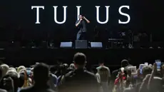 Penyanyi, Tulus saat tampil pada hari kedua gelaran KapanLagi Buka Bareng (KLBB) Festival 2026 di Stadion Madya, Kompleks Gelora Bung Karno, Senayan, Jakarta, Minggu 1 Maret 2026. Kemeriahan hari kedua KapanLagi Buka Bareng (KLBB) Festival 2026 semakin memuncak saat Tulus naik ke atas panggung. (Fimela.com/Adrian Putra)