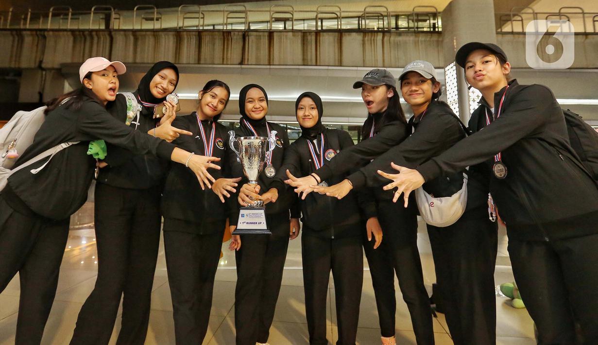 Tim voli putri Indonesia U-18 tiba di Bandara Soekarno Hatta usai mengikuti kejuaraan Princess Cup 2024 di Thailand. (Liputan6.com/Angga Yuniar)