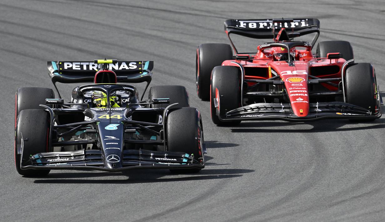 <p>Pembalap Mercedes, Lewis Hamilton (kiri) dan pembalap Ferrari, Charles Leclerc berkompetisi pada Formula 1 GP Belanda di Sirkuit Zandvoort, Zandvoort, Belanda, 27 Augustus 2023. (AFP/John Thys)</p>
