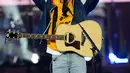 Penyanyi Justin Bieber tampil membawakan lagu dalam konser amal bertajuk "One Love Manchester" di Manchester, Minggu (4/6). Konser itu untuk mengenang dan menggalang dana bagi para korban bom di konser Ariana Grande 22 Mei silam. (Dave Hogan via AP)