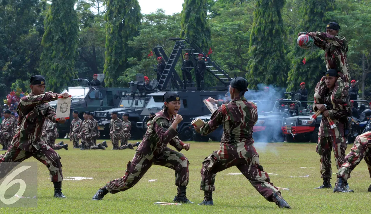 Aksi bela diri prajurit saat HUT Kopassus ke-64 di Makopassus, Cijantung, Jakarta, Sabtu (16/4). HUT mengangkat Tema Loyalitas, Moralitas dan Integritas demi mewujudkan Prajurit Hebat Profesional dan Dicintai Rakyat. (Liputan6.com/Helmi Afandi)