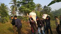 Ditresnarkoba Polda Banten menangkap empat bandar narkoba yang menyimpan berkarung-karung ganja dalam septiktank. (Liputan6.com/ Yandhi Deslatama)