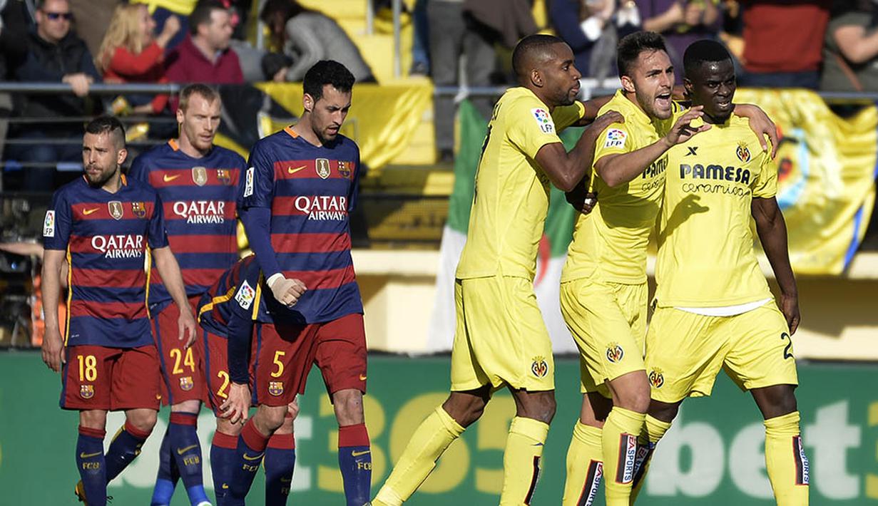 Para pemain Villarreal merayakan gol penyeimbang ke gawang Barcelona pada laga La Liga Spanyol di Stadion El Madrigal, Vila-real, Minggu (20/3/2016). Sempat tertinggal 0-2, Villarreal bangkit samakan kedudukan. (AFP/Jose Jordan)