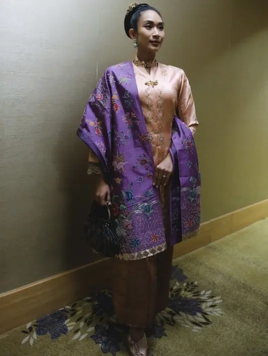 Lalu Happy Salma tampil anggun dengan kebaya minang didominasi warna peach karya desainer Ghea Panggabean. Dipadukan dengan selendang sulam dan songket minang kreasi ibu Atitje.  (@happysalma)