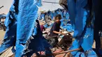 Seorang anak memeriksa kerusakan tenda-tenda untuk warga Gaza yang mengungsi di luar rumah sakit Martir Al-Aqsa, Deir el-Balah, Jalur Gaza Tengah, setelah serangan udara Israel semalam yang dilaporkan menghantam, pada 17 Mei 2025. (Eyad BABA/AFP)