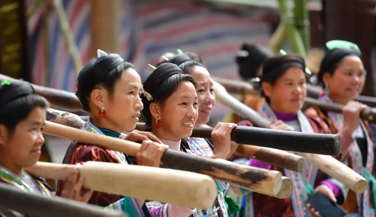 Para wanita mengikuti festival "Liang Bu" yang digelar di Desa Dangjiu di Gandong, Wilayah Otonom Etnis Miao Rongshui, Daerah Otonom Etnis Zhuang Guangxi, China selatan (25/10/2020). "Liang Bu" merupakan sejenis kain tradisional buatan tangan dari kelompok etnis Miao. (Xinhua/Huang Xiaobang)