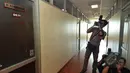 Sejumlah Pewarta foto mengambil gambar ruangan anggota Fraksi Partai PDI-P Adriansyah di lantai 6 gedung Nusantara I, Kompleks Parlemen, Senayan, Jakarta, Jumat (10/4/2015). Adriansyah ditangkap KPK di Sanur, Bali. (Liputan6.com/Andrian M Tunay)