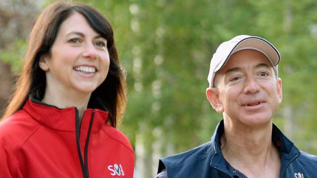pendiri Amazon, Jeff Bezos dan istrinya Mackenzie