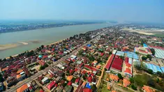 Foto yang diabadikan dari udara pada 7 Maret 2013 ini menunjukkan pemandangan Vientiane, ibu kota Laos. Laos merupakan satu-satunya negara yang terkurung daratan di Asia Tenggara. (Xinhua/Alan Liu)