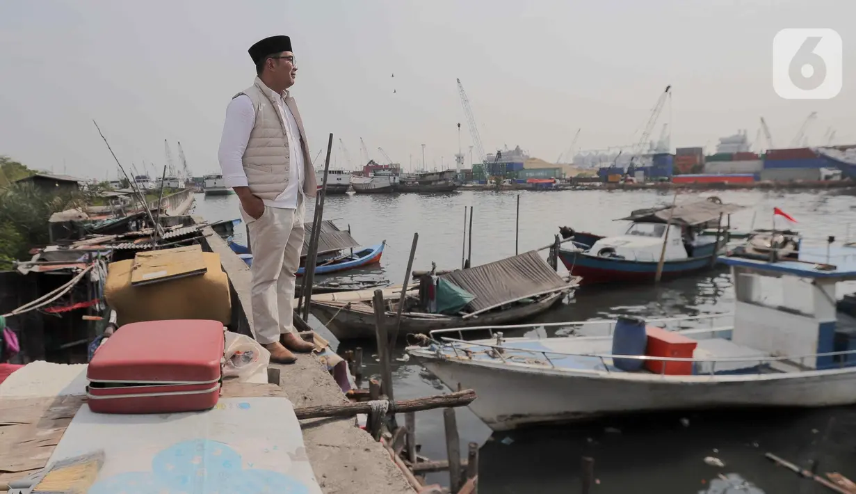 Saat di kawasan Penjaringan, Jakarta Utara, calon gubernur Jakarta nomor urut 1 Ridwan Kamil juga menyempatkan meninjau tanggul air laut dekat bendungan akuarium di Kampung Luar Batang. (Liputan6.com/Herman Zakharia)