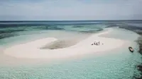 Menikmati Pagi Sunyi di Pasir Putih Pulau Meko di Ujung Timur Flores