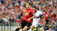 Aksi bek Manchester United (MU), Victor Lindelof pada laga pramusim 2017/2018. (Paul FAITH / AFP )