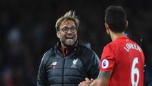 Bek Liverpool Dejan Lovren (kanan) berbicara dengan manajer Jurgen Klopp seusai laga melawan West Bromwich Albion di Anfield, 22 Oktober 2016. (AFP/Paul Ellis)