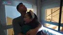 Saat lift dioperasikan, Nagita Slavina tiba-tiba ketakutan dan langsung memeluk sang suami. Raffi Ahmad menganggap istrinya memang mencari kesempatan untuk dipeluk. (Foto: YouTube)