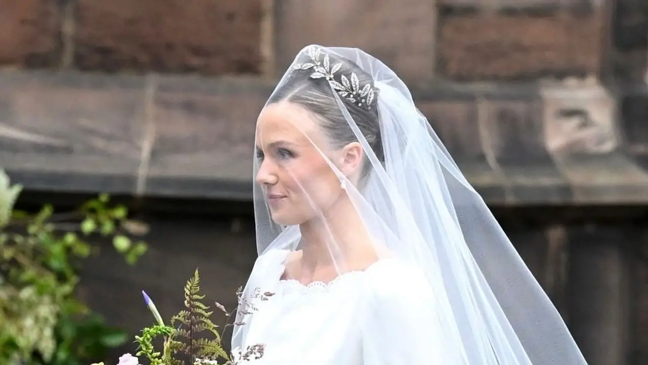 Menikah dengan Member Royal Family Hugh Grosvenor, Olivia Henson Pakai Gaun Pengantin dan Tiara yang Penuh Historikal Keluarga