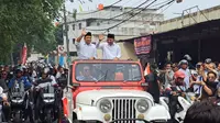 Arief R Wismansyah dan Sachrudin berdiri di atas mobil offroad Jeep CJ untuk terus melambaikan tangan sebagai salam perpisahan dan terima kasih. (Liputan6.com/Pramita Tristiawati).