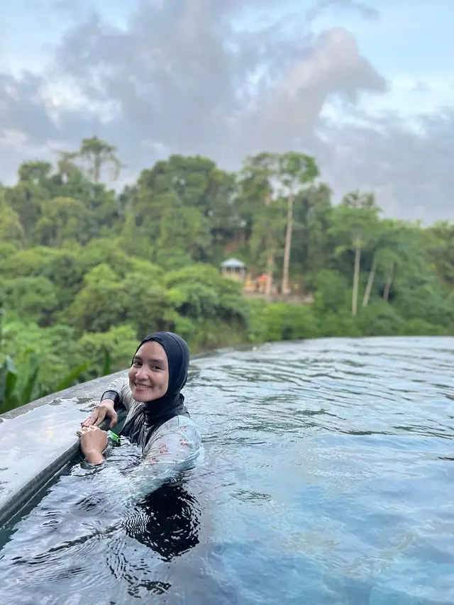 Naik Kapal dan Main ATV, Ini 7 Momen Liburan Intan Nuraini Bersama Keluarga