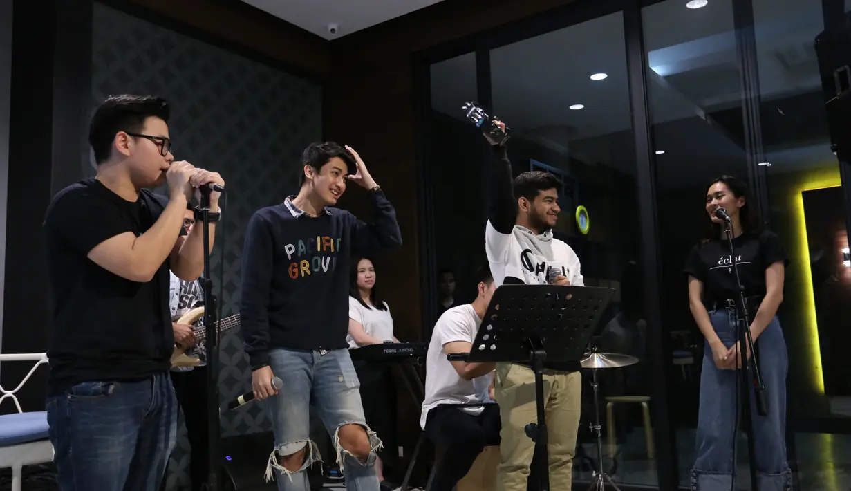 Ditemui di kawasan Menteng, Jakarta Pusat, beberapa waktu lalu, Clara Ayu, salah satu personelnya menceritakan awal mula singlenya itu lahir. Menurutnya, tak aka nada spesial jika terus menyanyikan lagu orang. (Adrian Putra/Bintang.com)