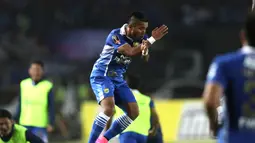 Ekspresi pemain Persib, Zulham Malik Zamrun, setelah mencetak gol kedua Persib ke gawang Pusamania Borneo FC dalam laga leg kedua perempatfinal Piala Presiden 2015 di Stadion Si Jalak Harupat, Bandung, Sabtu (26/9/2015). (Bola.com/Arief Bagus)