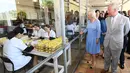 Pangeran Charles bersama istrinya, Duchess of Cornwall Camilla melihat pembuatan sabun wangi berbentuk bebek saat mengunjungi pabrik laboratorium Parfumerie Fragonard di Eze, dekat Nice, Prancis selatan, (7/5). (AFP Photo/Pool/Boris Horvat)