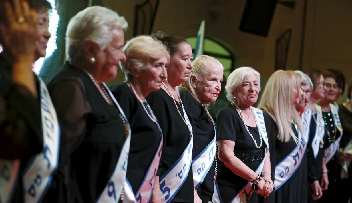 Para peserta berdiri di atas panggung saat mengikuti kontes kecantikan Miss Holocaust Survivor di Israel, Selasa (24/11). 13 wanita lansia mengikuti kontes kecantikan tahun ketiga yang diperuntukkan bagi korban selamat genosida Nazi. (REUTERS/Amir Cohen)