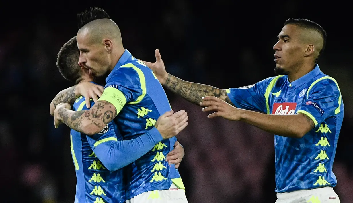 Marek Hamsik merayakan gol kedua Dries Mertens ke gawang Red Star Belgrade pada laga lanjutan Liga Champions Grup C yang berlangsung di stadion San Paulo, kamis (29/11). Napoli menang 3-1 atas Red Star Belgrade. (AFP/Fillipo Monteforte)