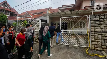 Tim Forensik saat akan menggelar olah TKP ulang di rumah penemuan penemuan kerangka ibu dan anak di perumahan Bukit Cinere Indah, Depok, Sabtu (09/09/2023). (merdeka.com/Arie Basuki)