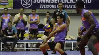 Pemain Jakarta BNI 46, Eko Permana Putra, menahan bola smes pemain Surabaya Bhayangkara Samator dalam final Proliga 2019 di GOR Among Rogo, Yogyakarta, Minggu (24/12). Samator berhasil meraih juara Proliga 2019. (Bola.com/Yoppy Renato)