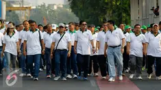 Menteri Agraria dan Tata Ruang, Ferry Musyidan Baldan saat mengikuti jalan santai dalam memperingati Hari Agraria Nasional dan Tata Ruang 2015 di Jalan Sisingamaraja, Jakarta Selatan, Minggu (27/9/2015). (Liputan6.com/Yoppy Renato)