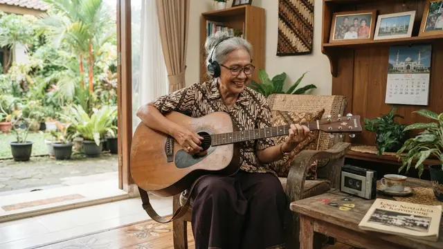 Hobi yang cocok untuk masa pensiun yakni mendengarkan musik