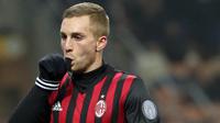 Gelandang AC Milan, Gerard Deulofeu, merayakan gol yang dicetaknya ke gawang Fiorentina pada laga Serie A di Stadion Giuseppe Meazza, Milan, Minggu (19/2/2017). (EPA/Matteo Bazzi)