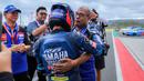 <p>Pembalap Yamaha Racing Indonesia, Muhammad Faerozi Toreqottullah melakukan selebrasi bersama ayahnya setelah finis ketiga dalam Race 1 SS600 Asia Road Racing Championship (ARRC) Mandalika 2025 di Sirkuit Internasional Mandalika, Lombok, Nusa Tenggara Barat, Sabtu (30/08/2025). (Bola.com/Bagaskara Lazuardi)</p>