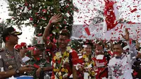 Peraih emas bulutangkis Olimpiade Rio 2016, Tontowi Ahmad dan Liliyana Natsir, disambut dengan acara yang meriah di alun-alun kota Kudus seusai melakukan kirab, Kamis (1/9/2016). (Bola.com/Arief Bagus)