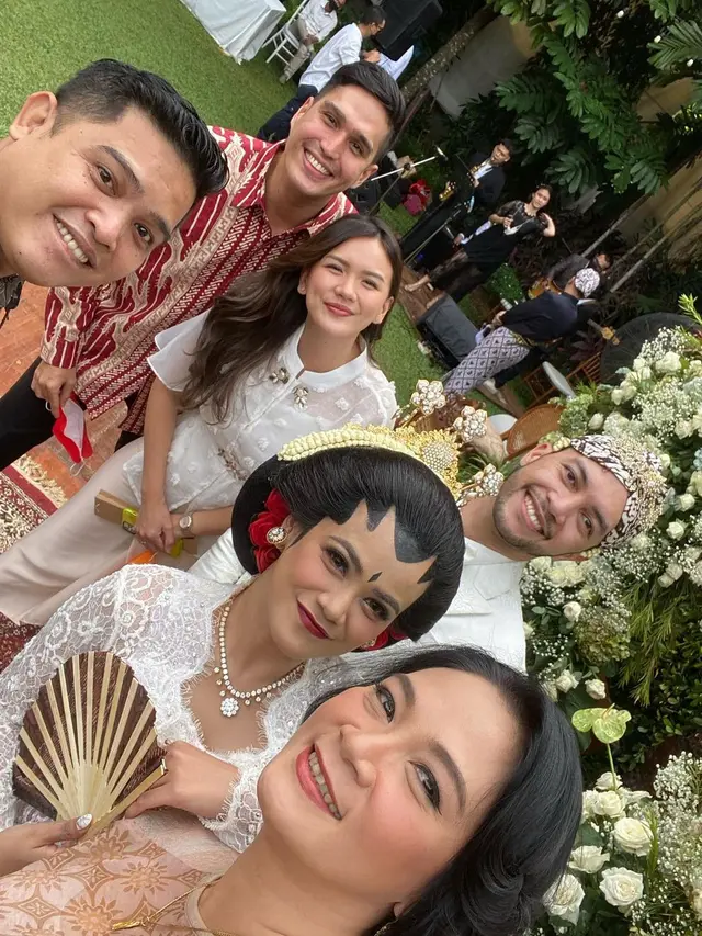 6 Momen Pernikahan Indah Indriana dan Adritya Putra, Kental Nuansa Adat Jawa