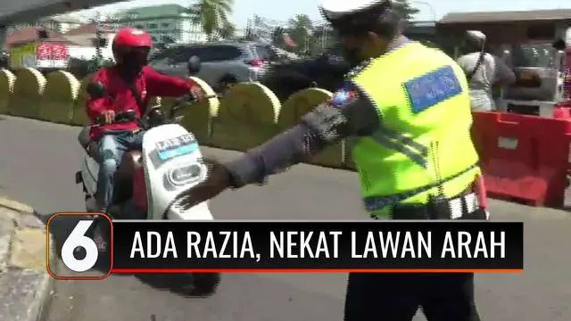 Sejumlah pengendara motor nekat kabur dengan melawan arus saat mengetahui ada razia Operasi Patuh Jaya 2021. Selain itu, ditemukan juga banyak pengendara yang tak patuh menggunakan helm dan aksesoris motor dimodifikasi tak sesuai standar.