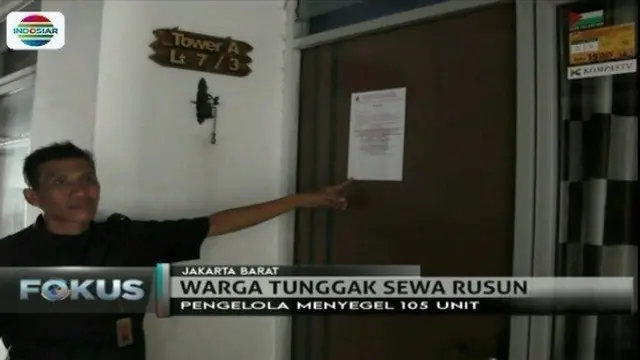 Akibat penghuni menunggak uang sewa, sejumlah unit rusunawa di Tambora dan Jatinegara, Jakarta, disegel petugas.
