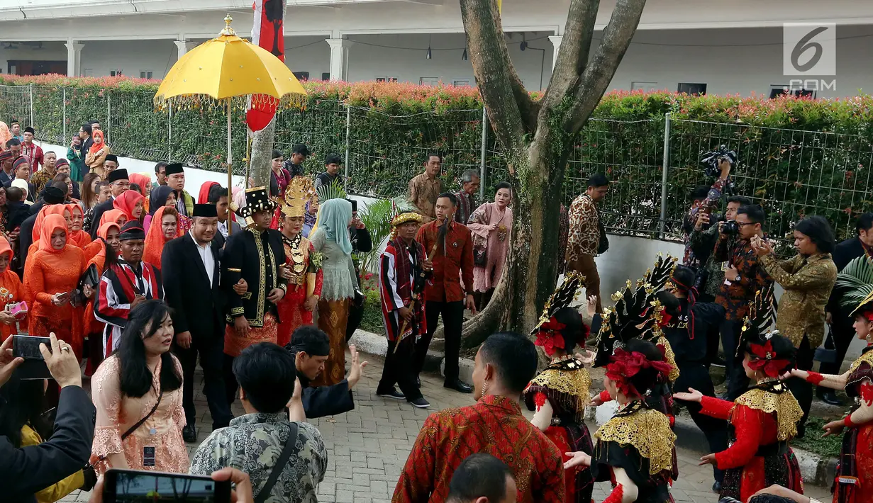 Pasangan Kahiyang Ayu dan Bobby Nasution saat mengikuti prosesi Pesta Adat di Bukti Hijau Regency, Taman Setia Budi, Medan, Sabtu, (25/11). Kedua mempelai mengenakan baju adat dipadukan dengan songket khas Palembang. (Liputan6.com/Johan Tallo)