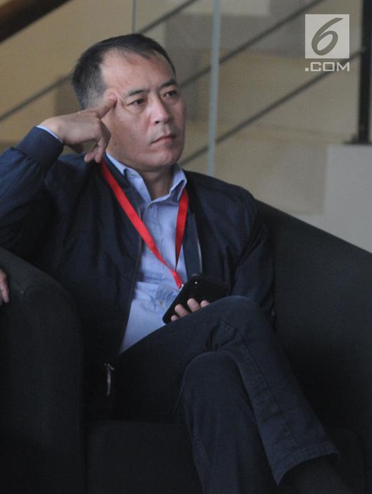 Presiden Direktur Lippo Cikarang, Toto Bartholomeus menunggu pemeriksaan di Gedung KPK, Jakarta, Jumat (9/11). Toto kembali diperiksa sebagai saksi untuk tersangka Kepala Dinas Pemadam Kebakaran Pemkab Bekasi Sahat MBJ Nahor. (Merdeka.com/Dwi Narwoko)