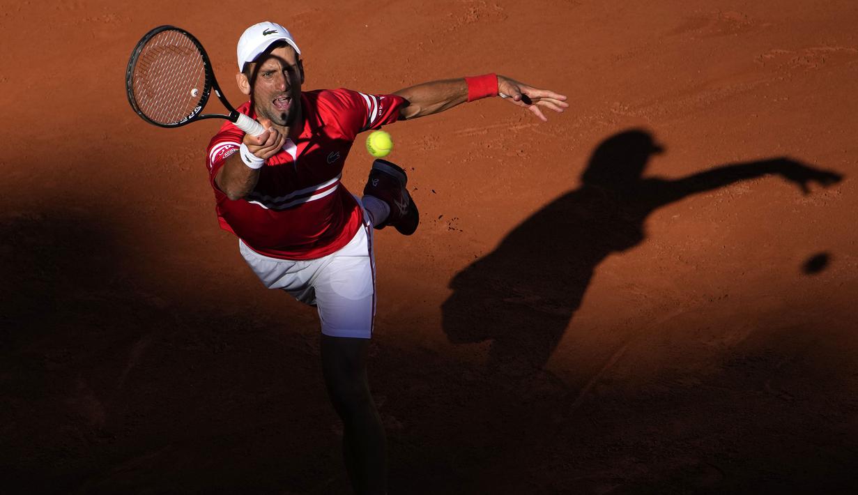 Djokovic mampu membalikkan dua set akhir pertandingan. Petenis Serbia ini mampu memenagkan dua set akhir dengan skor 6-3 dan 6-2 atas Tsitsipas. Kemenangan ini memaksa pertandingan diperpanjang menjadi lima set. (Foto: AP/Christophe Ena)