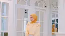 Hijabers berparas cantik menawan ini terlihat begitu anggun saat memakai oufit kuning oranye yang dipadukan dengan celana putih. Tas yang dibawanya senada dengan warna celana hingga membuat gaya penampilannya kian sempurna untuk dilihat. (Liputan6.com/IG/@saritiw)