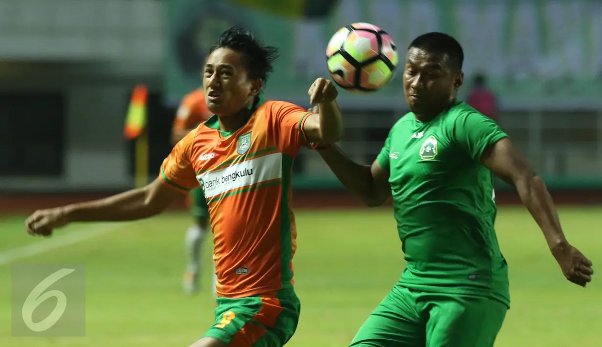 Pemain PS Bengkulu, Diego G (kiri) berebut bola atas dengan pemain Persikabo dalam laga lanjutan Liga 2 di Stadion Pakansari, kab Bogor, Minggu (23/4). Persikabo kalah 1-4 dari PS Bengkulu. (Liputan6.com/Helmi Fithriansyah)