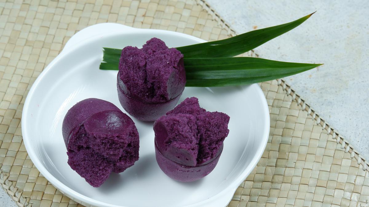 Kue Mangkok Ubi Ungu: Potongan Kue Mangkok Ubi ungu yang lembut dan kenyal, menampilkan warna alami dari ubi jalar yang segar dan lezat