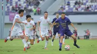 Di babak kedua, Borneo FC berupaya meningkatkan intensitas serangan untuk mengejar ketinggalan. Tampak dalam foto, pemain Persita berusaha keluar dari kepungan pemain Borneo FC pada pertandingan pekan ke-17 BRI Super League 2025/2026 di Stadion Indomilk Arena, Tangerang, Banten, Jumat (9/1/2026). (Bola.com/Bagaskara Lazuardi)