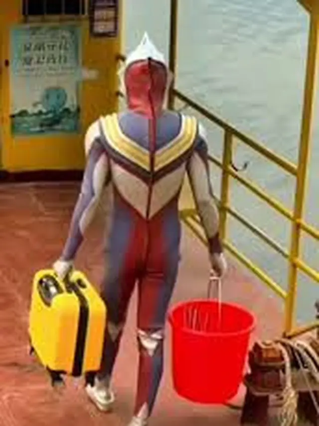 6 Potret Orang Pakai Kostum Ultraman di Tempat Umum Ini Curi Perhatian